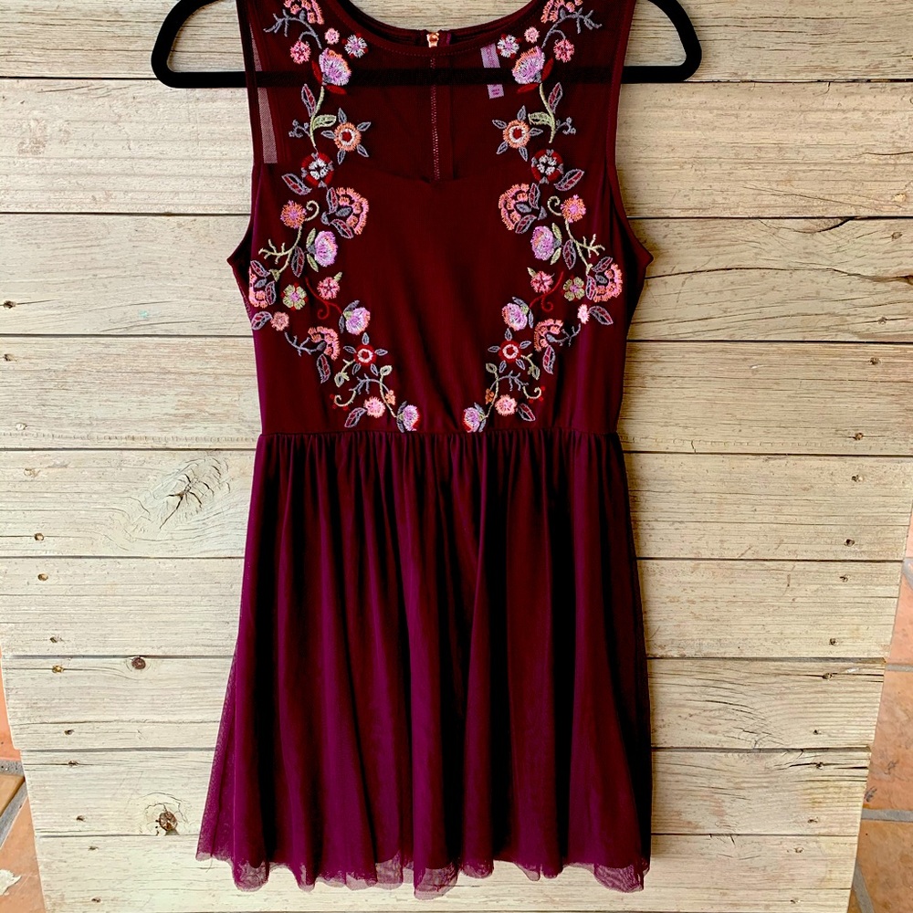Super Cute Dress with Floral Embroidery SzM